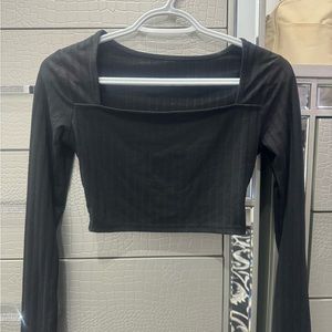 black crop top w square neck and lined pattern